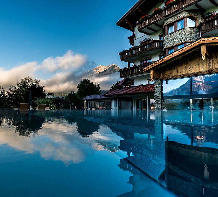 Hotel mit Pool Ehrwald: Infinity-Felsenpool im Spielmann Hotel mit Pool Ehrwald: Infinity-Felsenpool im Spielmann